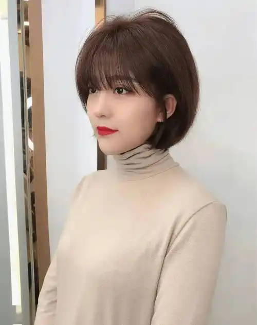 风格多变又减龄,适合20-35岁的女生,蓬松感的短发特别适合秋冬季节,看