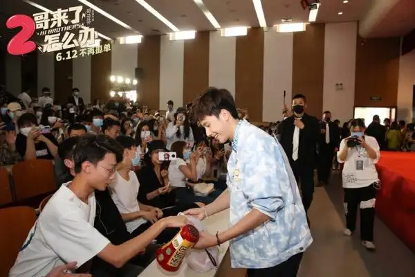 "人间喇叭"胡先煦现场派发耳塞 五百位学生为"大哥"应援.jpg