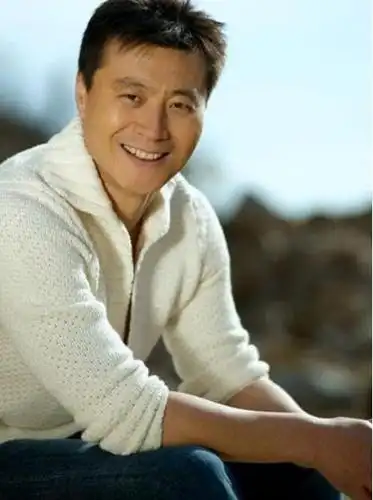 他是大器晚成的男演员娶女同学生了2个女儿50岁成人生赢家