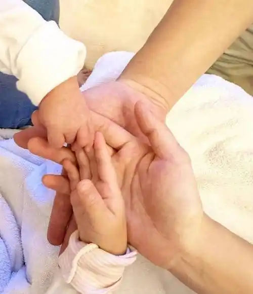 余香凝二胎得子 晒一家四口手叠手照超幸福_娱乐_香港_姐姐