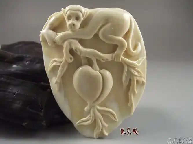 象牙镂空雕刻---老人与鹅