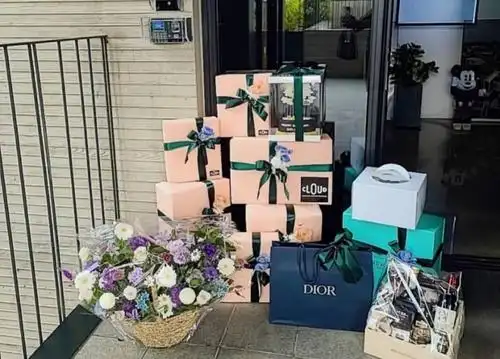 从rain在生日当天晒出的照片来看,粉丝们送的礼物堆了一地,其中还不乏