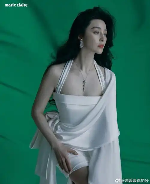 范冰冰解锁新封面,她登上了墨西哥版《嘉人》的封面.