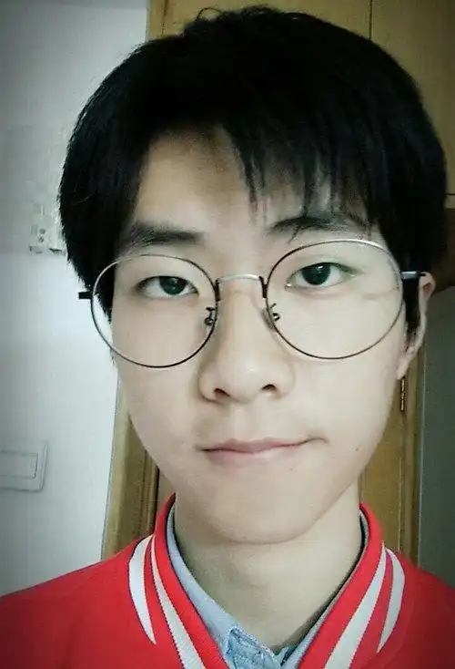 长脸男生短头发三七分发型乌黑的头发是剪出的层次,梳理出的三七分