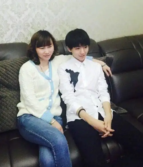 王俊凯妈妈长相普通(王俊凯妈妈年轻得像只有30岁)(16)