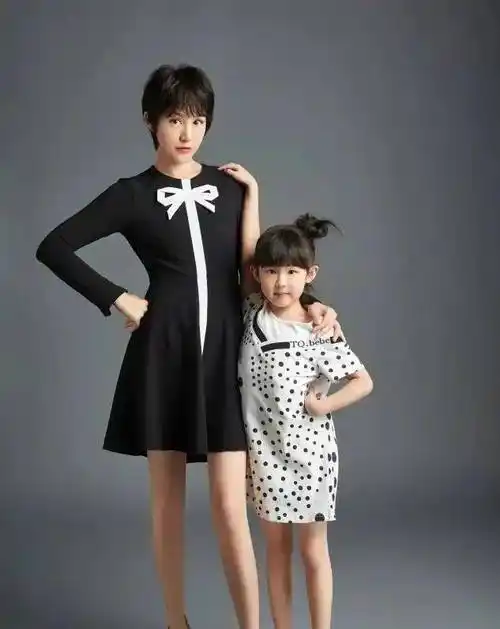 口出游被偶遇,12岁女儿形象瞩目,一双仙鹤腿太吸睛_气质_陆雨萱_鲍蕾