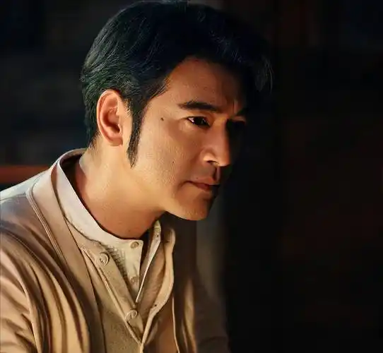 金城武近照曝光留胡子亮相杂志封面男神魅力依旧