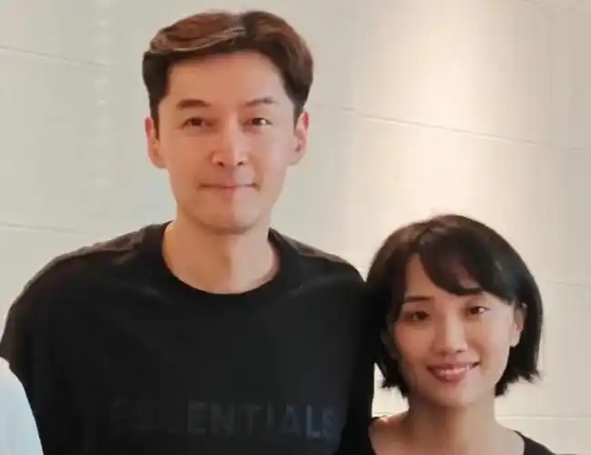 胡歌和老婆正面照曝光,同穿黑色系情侣装,小11岁,身高差太萌