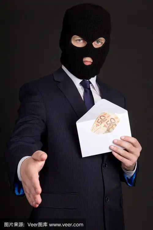 穿着西装,戴着面具,信封里装着钱的人