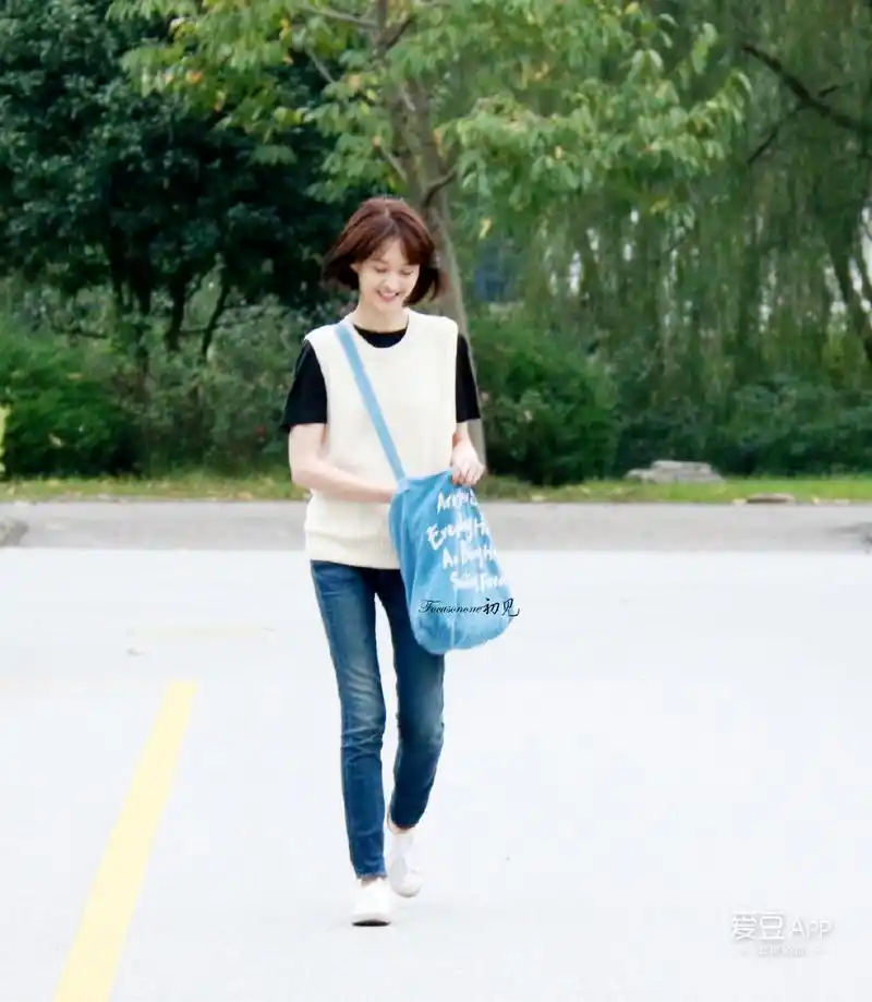 论高颜值爱豆如何完虐众人 且看郑爽那藏不住的大长腿