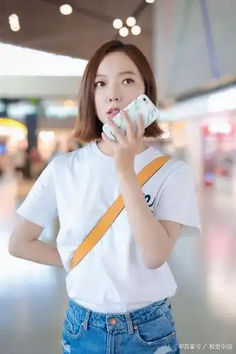 80后女星王珞丹白色t恤配牛仔裤,清新亮眼阳光气质,容颜迷人