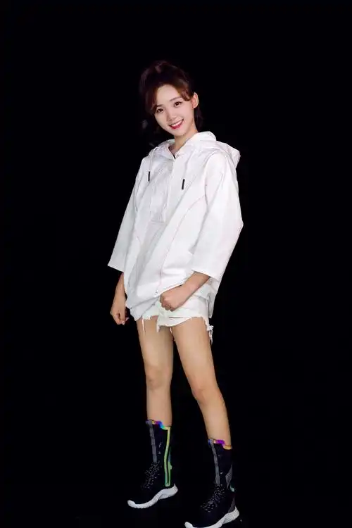 吕小雨,穿着国潮小单品～ 做一个酷酷的小雨崽崽