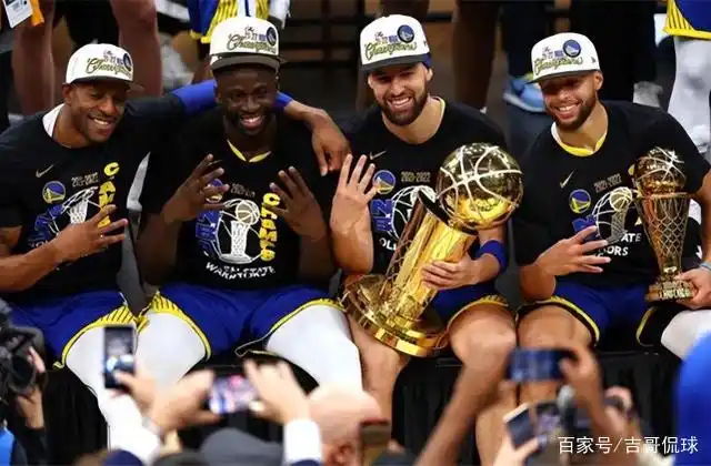 勇士全队还沉浸在夺冠的喜悦之中,本赛季他们一路走过来真的太不容易