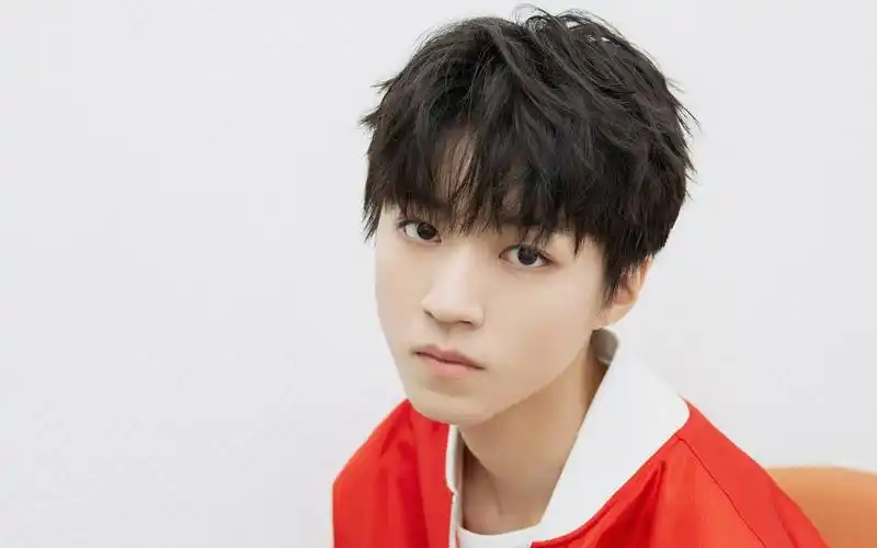 王俊凯红色运动服帅气图片壁纸