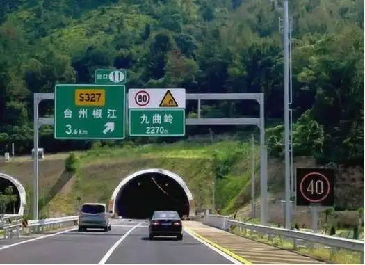 高速公路虽然是一马平川,但是路上其实是有很多的标志的.