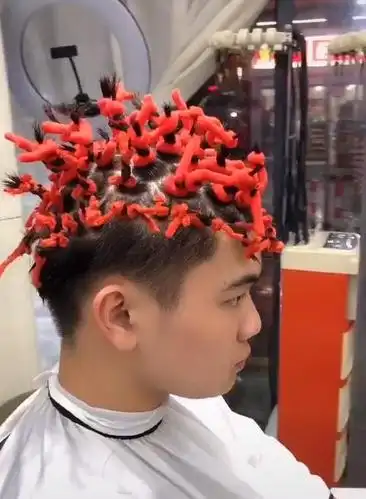 小哥哥想换发型,美发师给他烟花烫,作品完成后"帅的有点过分"