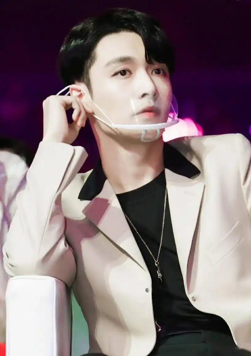 张艺兴真的是太可爱啦!