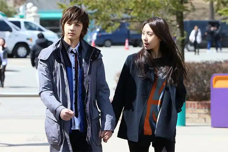 一周的恋人这张图片中是哪对情侣呢?