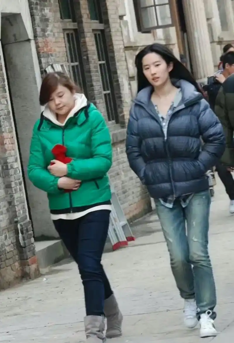 大家都说刘亦菲是神仙颜值,这是早期的素颜照片,也被说的无论穿的什么