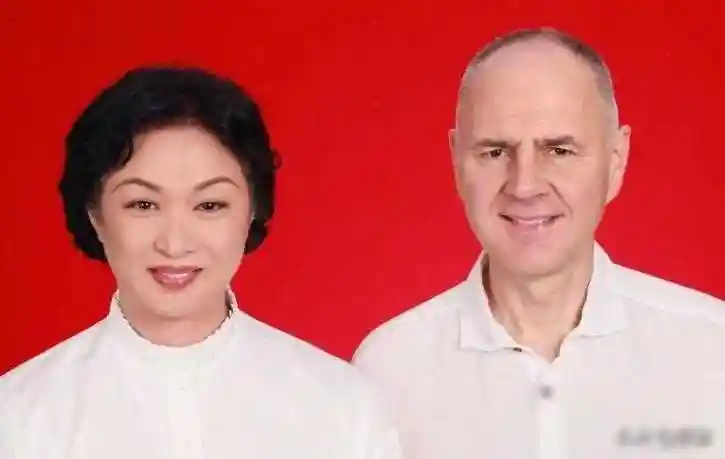 当时,金星身着白色婚纱,汉斯则站在妻子身旁,显得十分绅士.