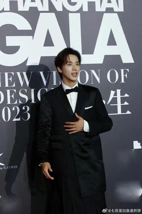 状态好好,感觉整个人白到发光,纯黑look 裙裤造型真就一整个黑马王子