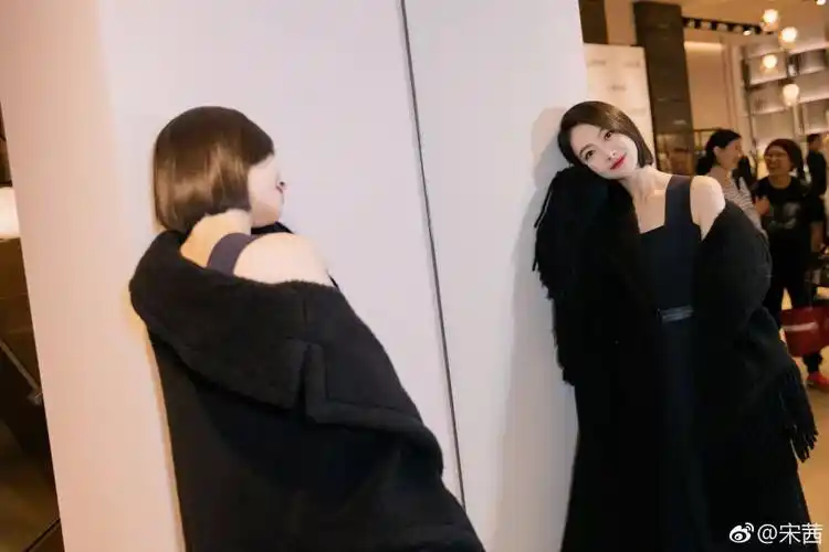 崔雪莉又遭狠批微博变大型心疼宋茜现场坚强又温暖的小姐姐连衣品都是