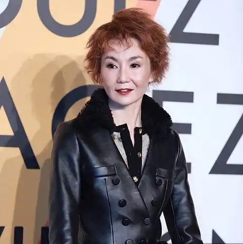 59岁张曼玉罕见露面,全素颜被路人抓拍,憔悴不堪瘦得撑不起衣服_男友_