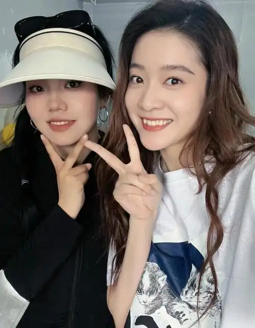 照片里,张雪迎一头黄卷发自然垂下,身穿白色t,笑得很灿烂,还不忘一只