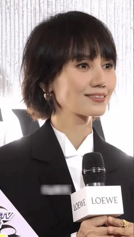 袁泉从不坦胸漏乳,却依然难掩优雅气质,而且眼角皱纹从不掩饰,自然且