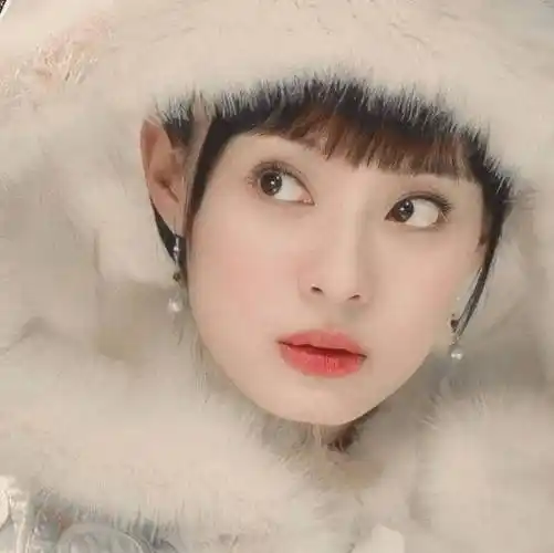 那个时候的孙俪不用很打扮,在活动中也不会被那些浓妆艳抹的人淹没.