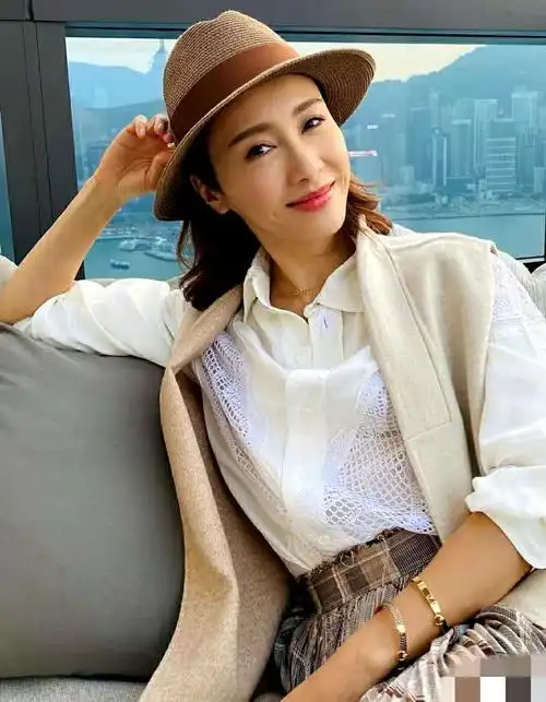 49岁的黎姿生活在阳光下 豪华的观景台超级偷镜 网友:裙子像桌布