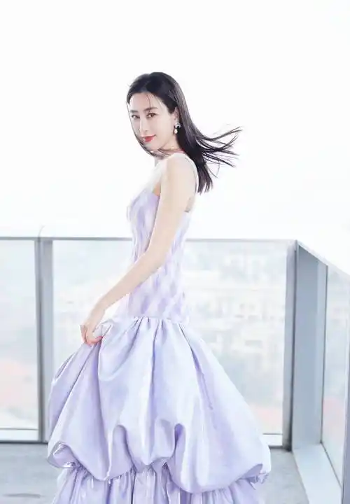 马苏电影节闭幕式走红毯,一袭紫香芋色长裙清新优雅!