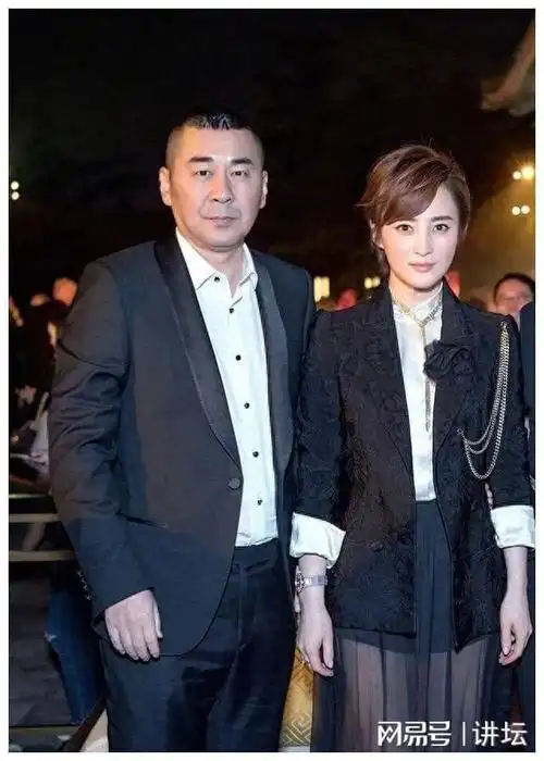 蒋勤勤携老公48岁亮相一种新穿法火爆来袭开会又逛夜店