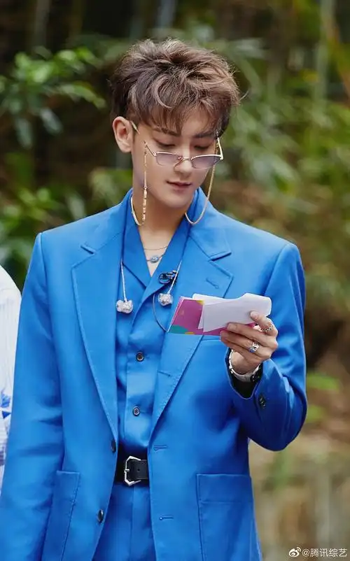 韬教练ykybtao黄子韬创造营2020宝石蓝西装高贵优雅