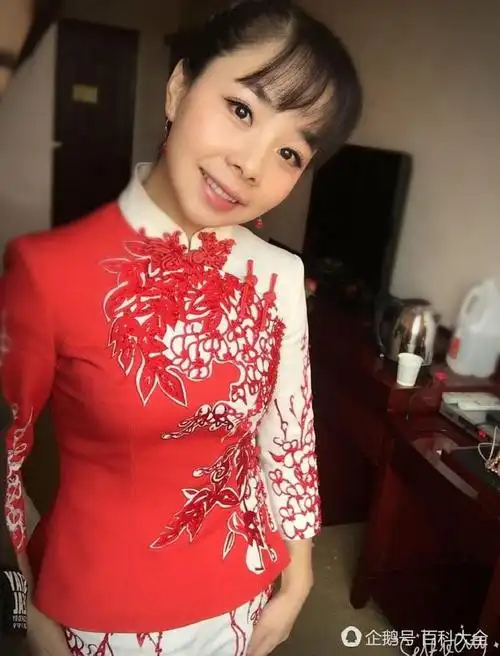 32岁王二妮生活近照,纯素颜出镜一样美,婚纱照超赞!