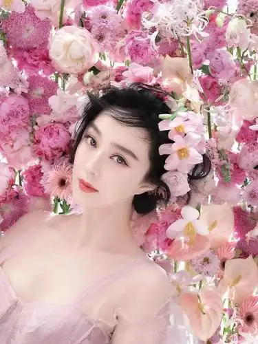 39岁范冰冰嫩得像小花头上戴着花环美成花仙子肌肤更白到发光
