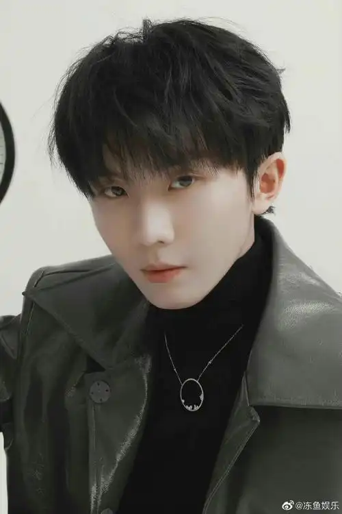 马嘉祺长款黑色皮衣造型