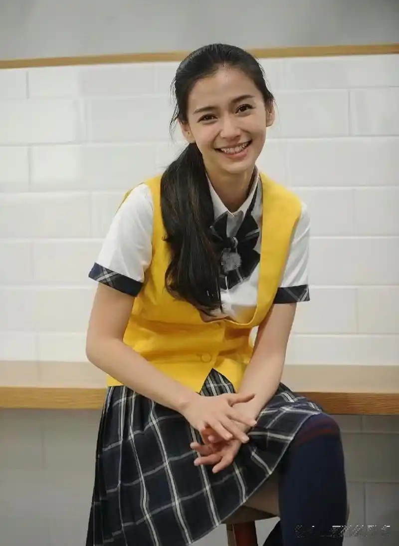 杨颖年轻时就像个洋娃娃,长得非常的美丽,我觉得大多数人不喜欢她,不