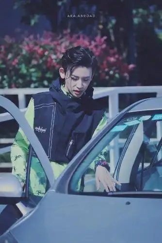 组图:小鬼王琳凯《新手驾到》上班 背头造型清爽帅气