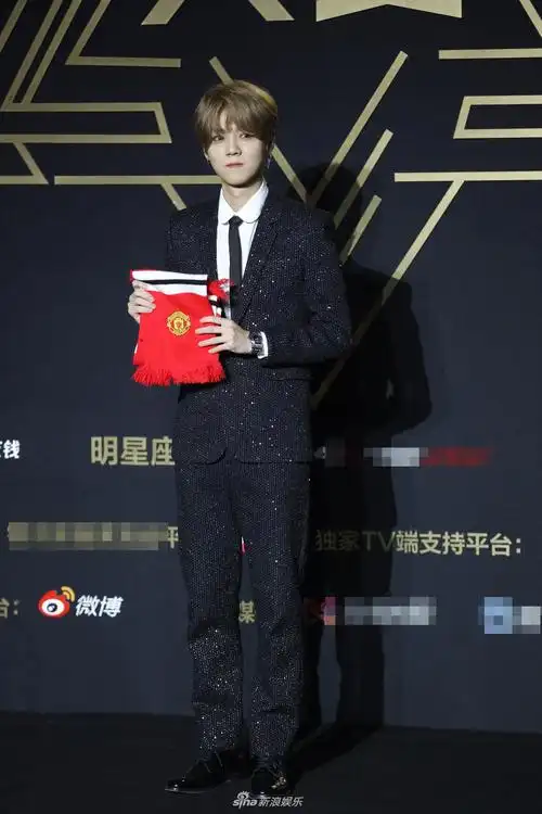 组图:鹿晗黑色碎钻西装超闪亮 带曼联围巾走红毯真"铁粉"