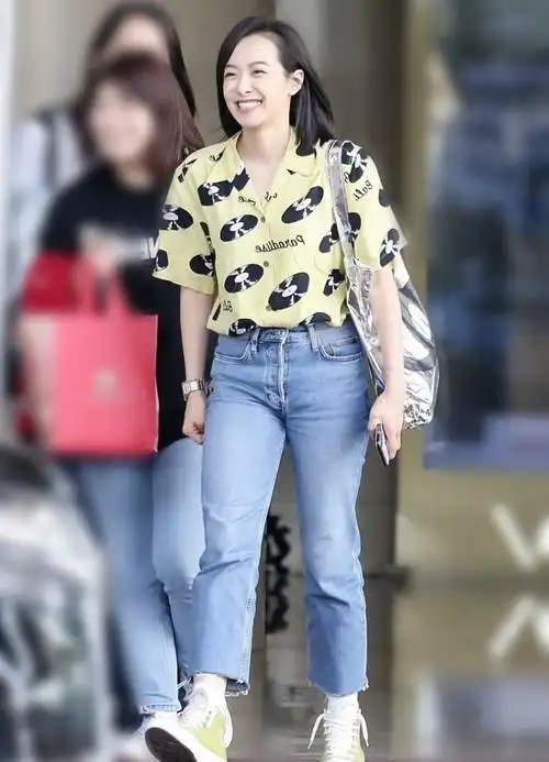 原创32岁的宋茜突然风格大变穿牛仔裤暴露真实腿围有点粗却很嫩