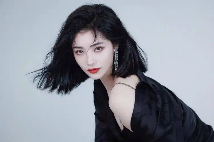 许佳琪黑裙造型酷飒风写真释出 ,短发红唇时尚魅惑