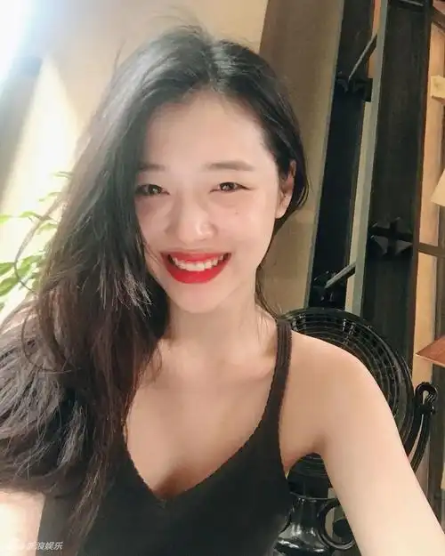 韩国女星崔雪莉在个人社交网站上接连晒出出游美照,引发网友围观,照片