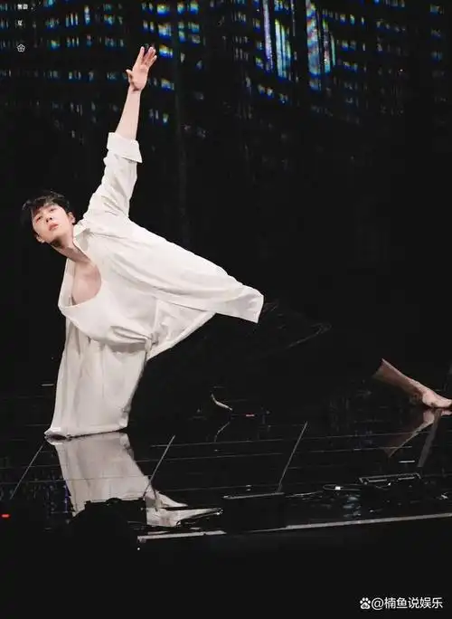 王一博赤脚跳舞,穿白衣演绎翩翩少年,每一步都跳在了我的心巴上
