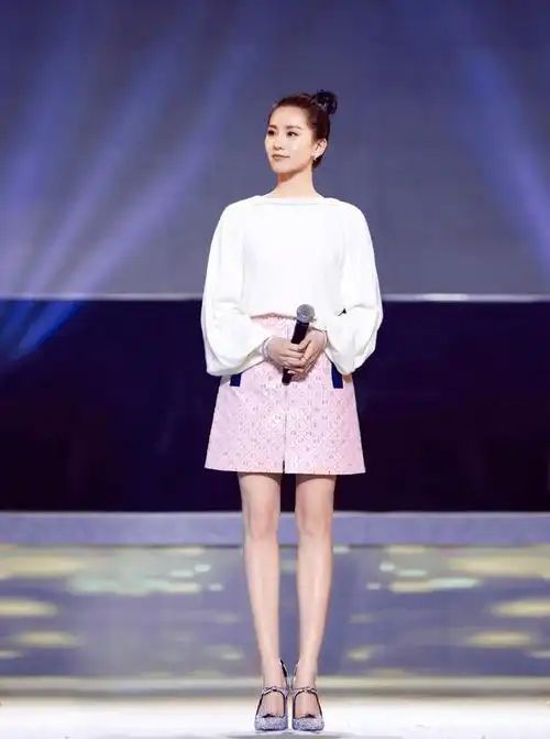 原创刘诗诗太仙了穿白色蕾丝连衣裙清新甜美尽显柔美与浪漫