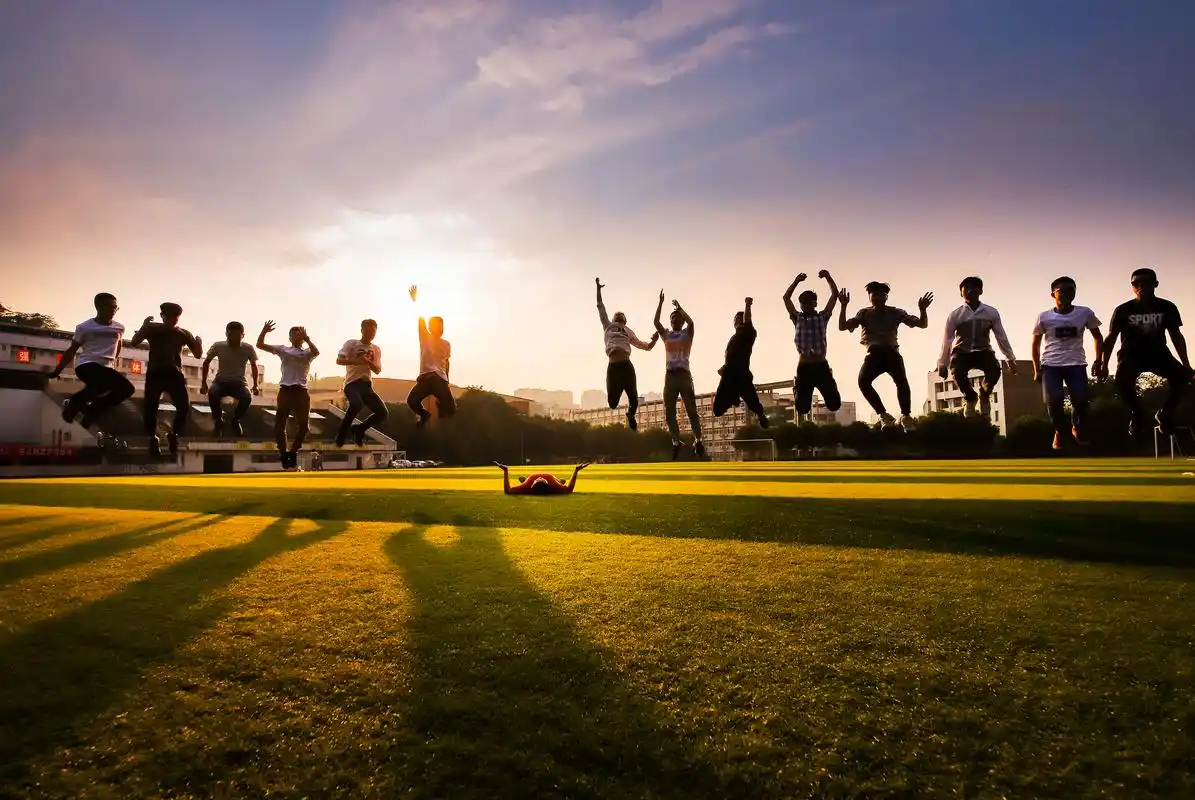 四川广安中学青春飞扬毕业照 | 湃客年度视觉大赛