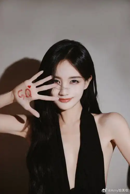 李一桐 gq盛典好敢穿啊,黑玫瑰深v挂脖露背裙大秀身材做最美的黑玫瑰