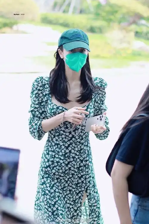 迪丽热巴机场街拍图