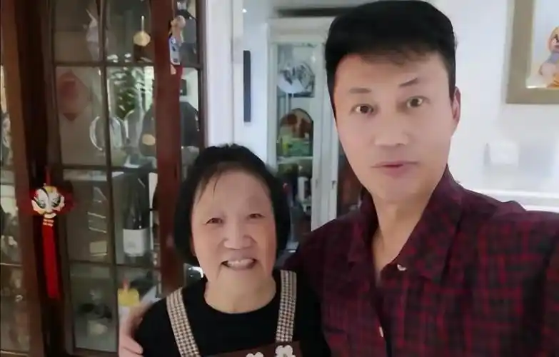 回顾耿为华娶小娇妻宠妻15年后遭抛弃离婚时与女儿抱头痛哭
