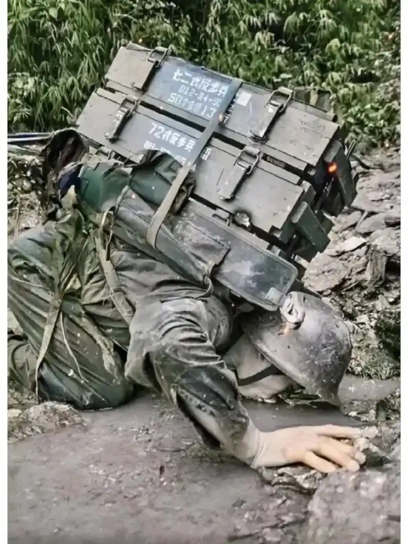 这是一张感人至深的照片,在对越自卫反击战中,一位无名勇士默默地坚守